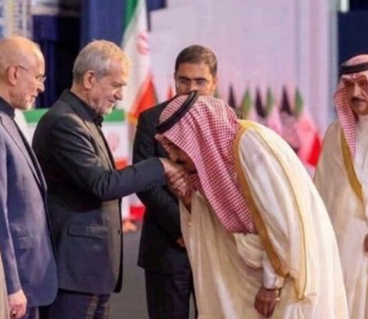 فیکٹ چیک: سعودی وزیر دفاع کی ایرانی صدر کے ہاتھ چومنے کی وائرل تصویر مصنوعی ذہانت سے تیار کردہ نکلی